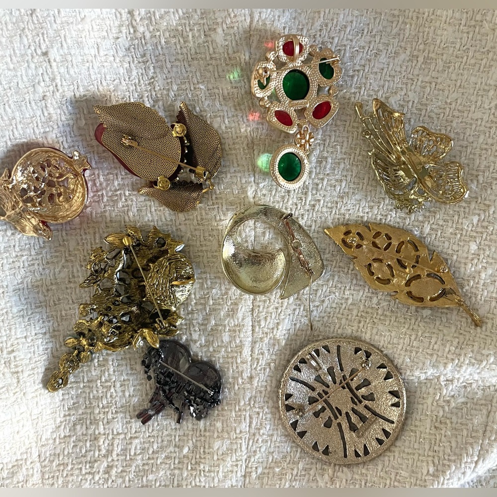 Vintage & Modern Brooch Collection, Gold, Reds,Greens, some stamped, 9 - Picture 8 of 11